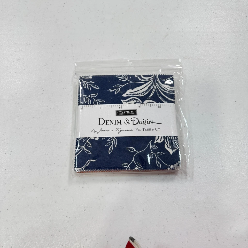 moda pre cut quilting fabric red denim daisies cotton 5" squares - Image 2 of 4