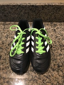 boys size 1 soccer cleats