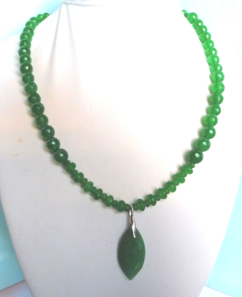 Collier jade vert émeraude véritable et argent précieux 152 carats