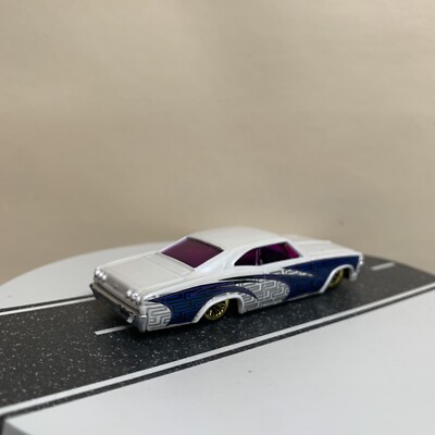2001 Hot Wheels #226 '65 Chevy Impala Lowrider White/Blue w/Gold