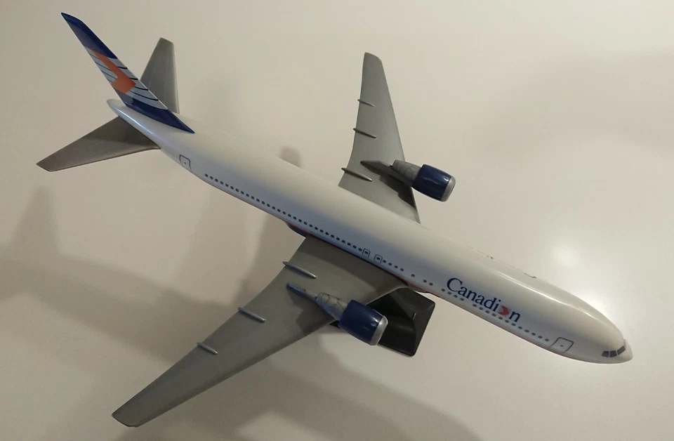 MODELLINO AEREO DI LINEA IN PLASTICA CON SUPPORTO DA MONTARE CANADIEN - Immagine 2 di 4