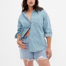 Camisa de mezclilla para mujer GAP lavado claro con botones manga larga talla M Usada en Excelente Condición