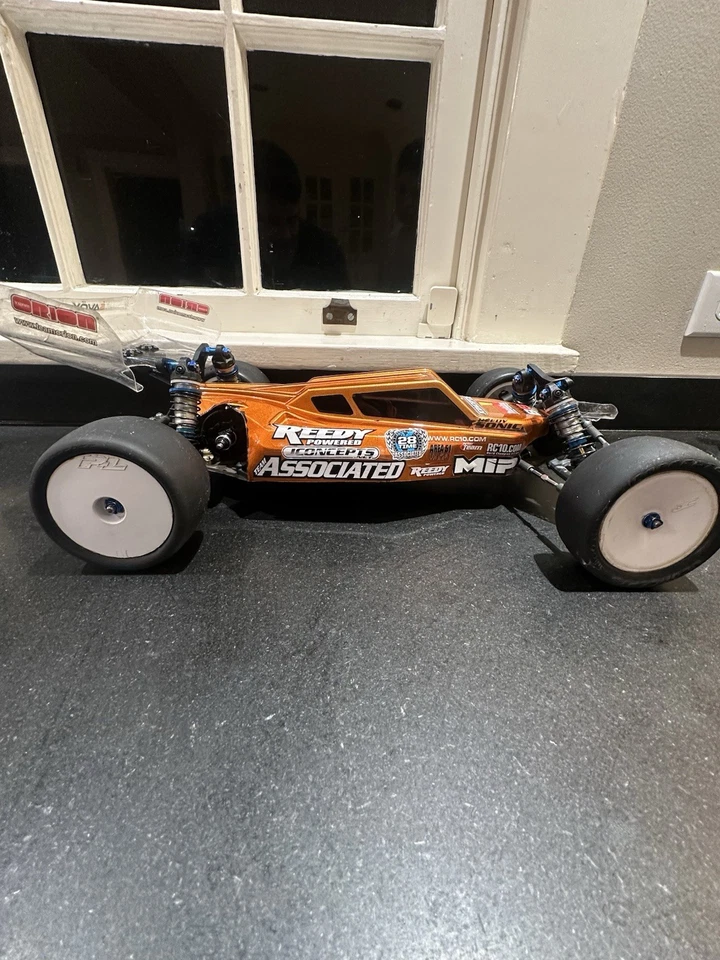 Team Associated RC10B6 RTR - Image 3 of 4