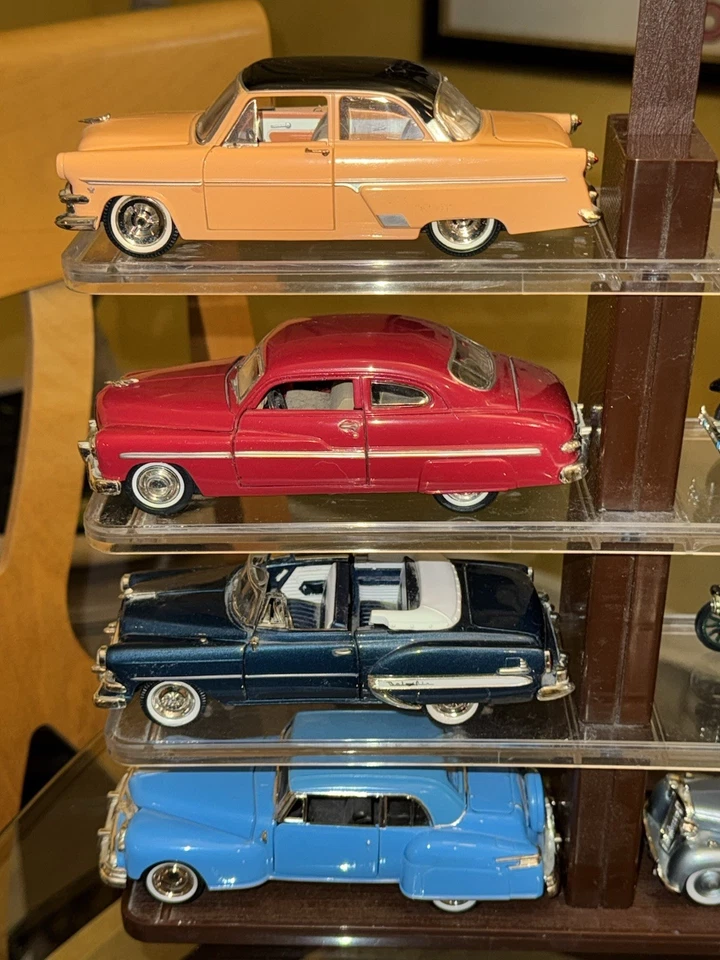 Museo Nacional del Motor como nuevo 1:32 expositor con 12 coches muy limpio estado. Foto 3 de 4