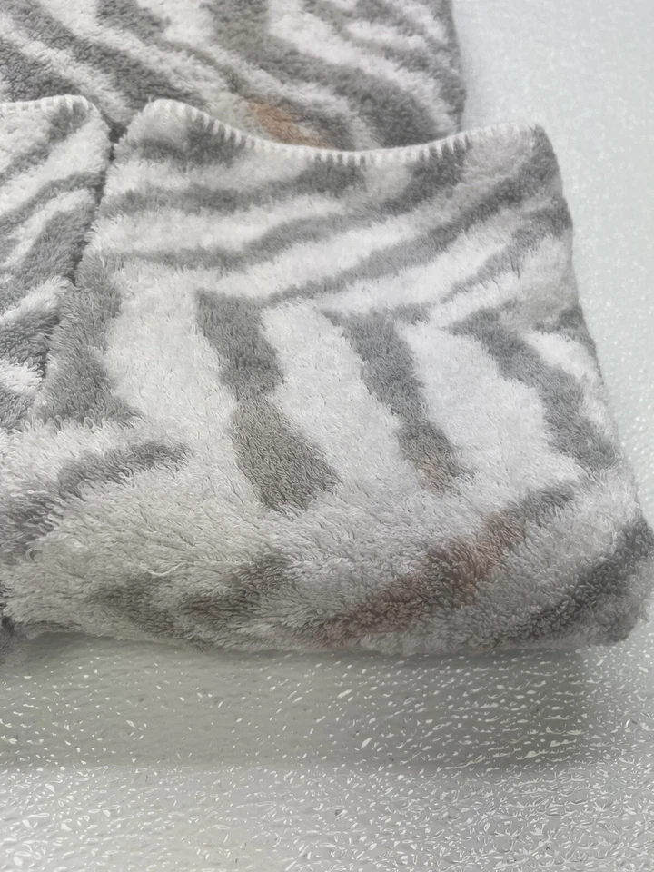 Matouk Quincy One Bath Towel 30" x 56" White /Silver Preowned W/bleach Stains - Imagem 3 de 4