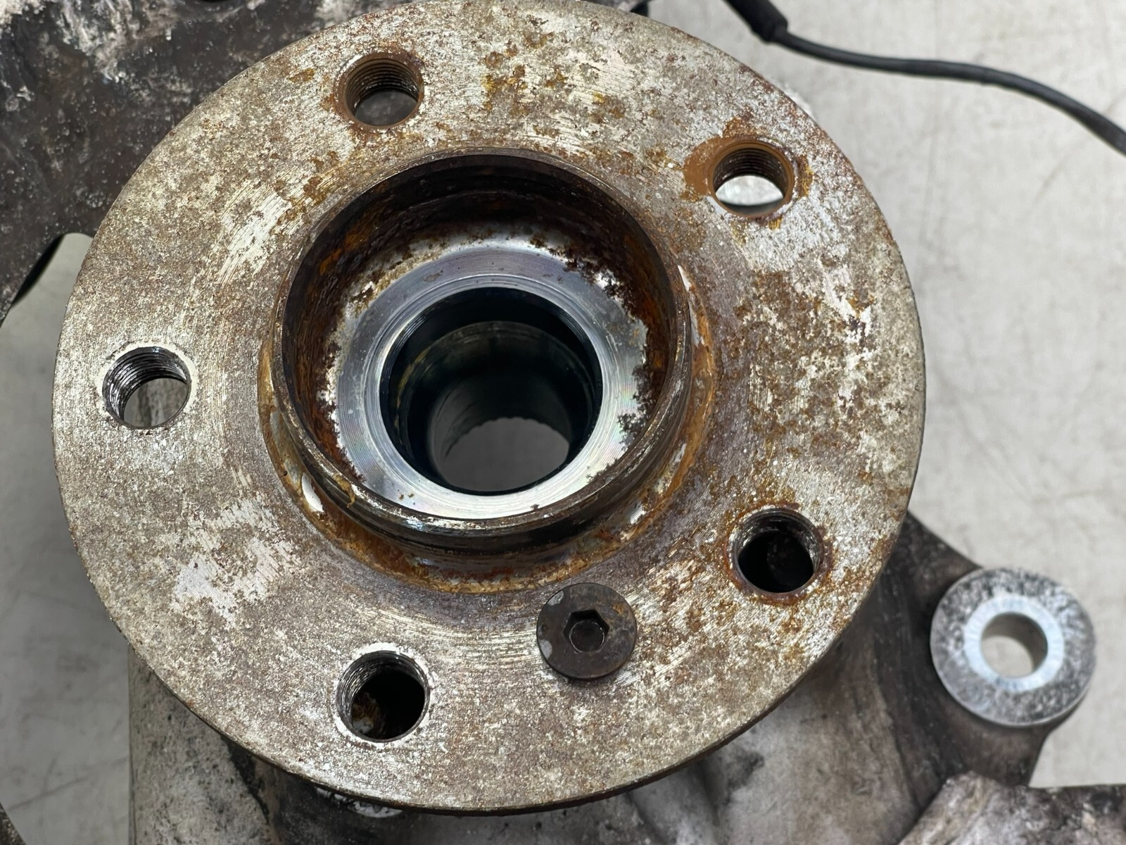 2014-2019 BMW I8 OEM FRONT LEFT SPINDLE KNUCKLE WHEEL BEARING HUB ASSEMBLY