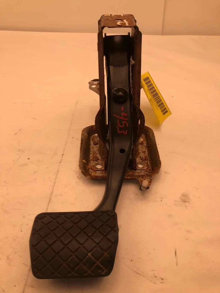 2010 VOLKSWAGEN JETTA Automatic Transmission Brake Pedal Assembly w/ Bracket - Изображение 3 из 4