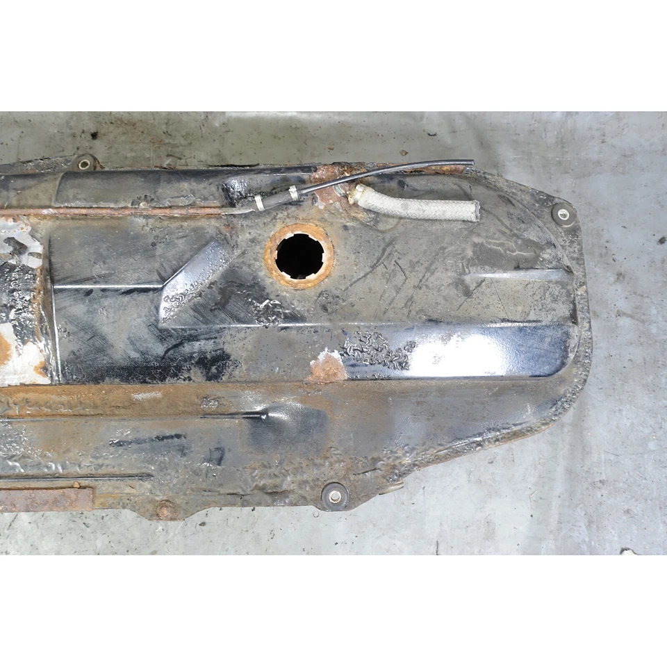BMW E30 1988-1993 serie 3 último modelo metal tanque de combustible 63L OEM dañado Foto 3 de 4