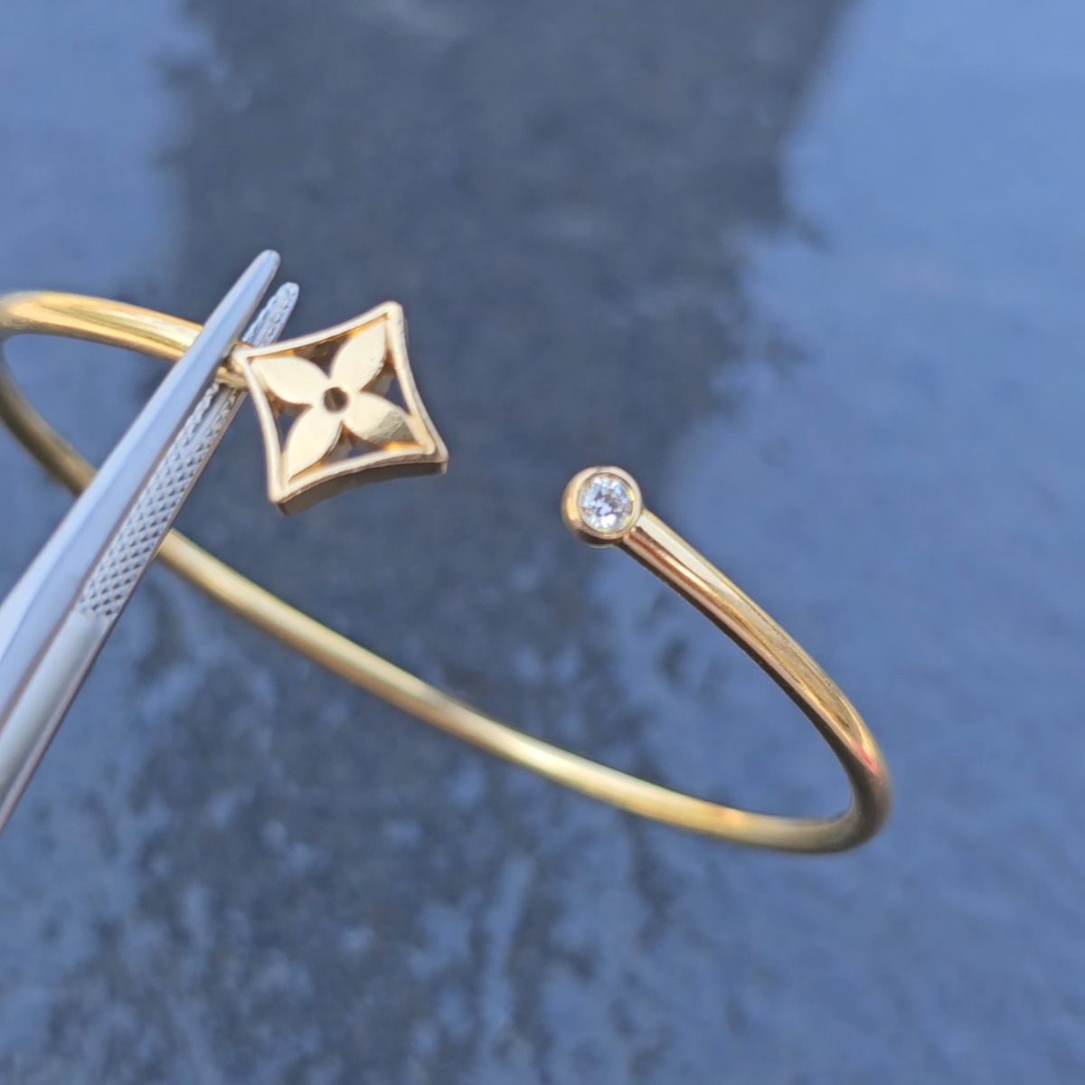 Louis Vuitton Idylle Blossom Twist Bracelet Cuff 18k Yellow Louis Vuitton Idylle Blossom Twist Bracelet Cuff 18k Yellow