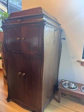 Vintage Victor Victrola VV XVI Machine — Fully Functional w/record albums