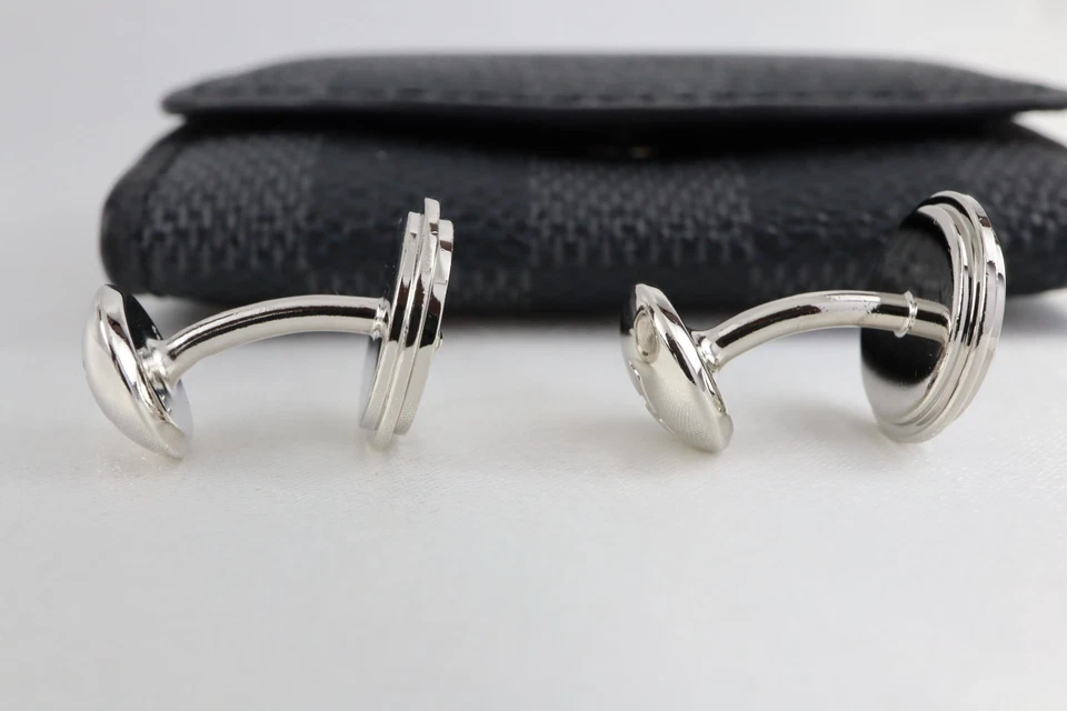 Gemelos redondos LOUIS VUITTON M68100 tono plata metal hechos en Italia con estuche Foto 4 de 4