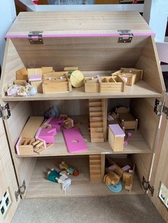 pre owned dolls houses used