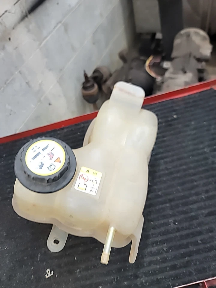 2004-2007 F150 4.6 Stx Coolant Overflow Bottle Container OEM (BIN 311) - Image 4 of 4