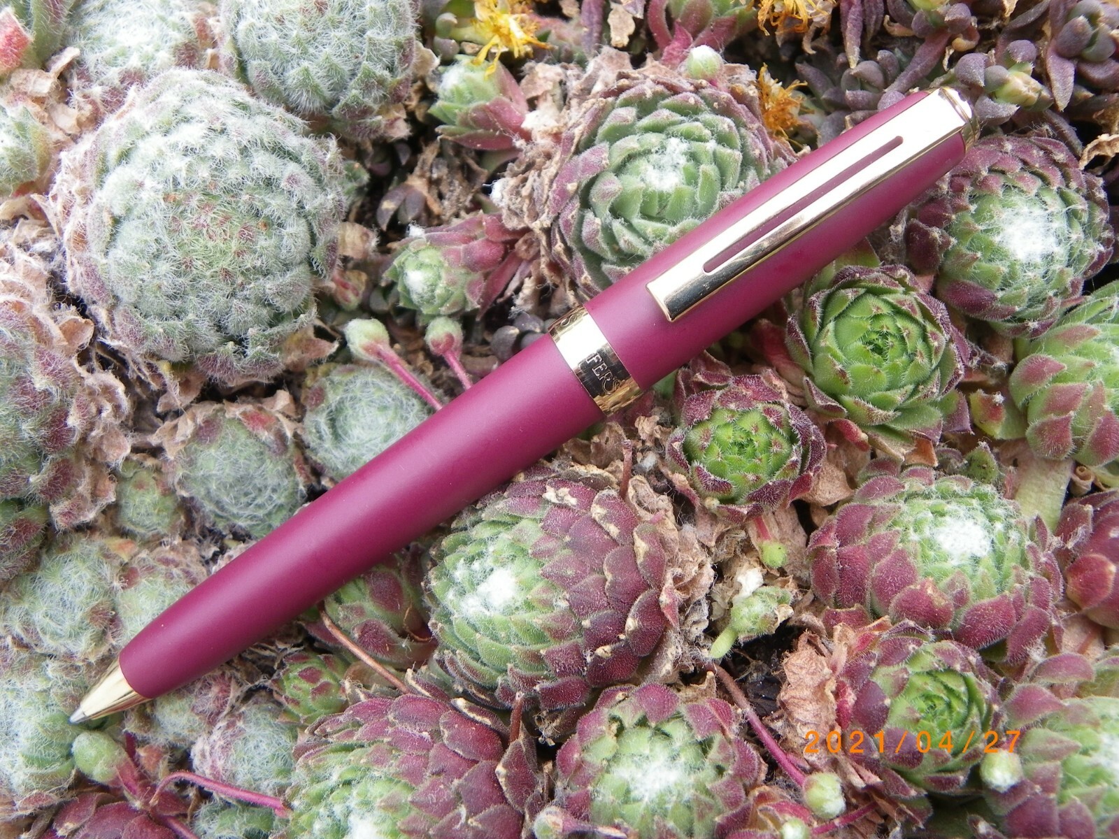 Stylo bille Sheaffer Prelude bordeaux mat et attributs plaqués or pour une écriture de luxe