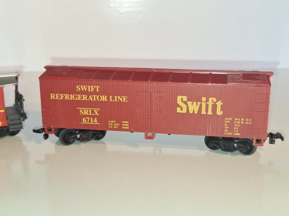 Lifelike mixed goods wagons x 2. Swift & Santa Fe. V/good cond. HO Scale. No box - Image 2 of 4
