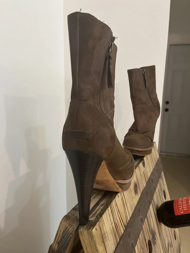 Bota UGG Bianka Salto Alto Marrom Camurça Plataforma Botas Sherpa Shearling Tamanho 9 - Imagem 4 de 4