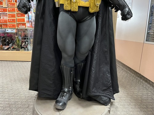 + Sideshow Collectibles Batman Legendary Scale Figure #400172 Limited 35 / 250 - Picture 9 of 16