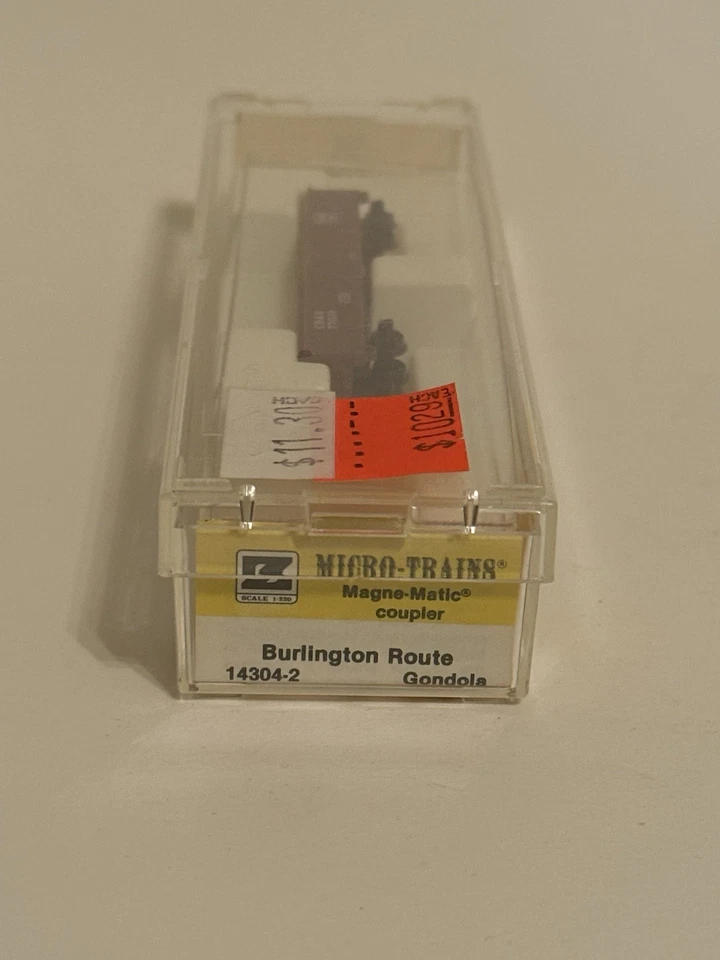 Micro-Trains Line Z Scale Desk Top Railroad Set With 5 Extra Cars. - Image 4 of 4