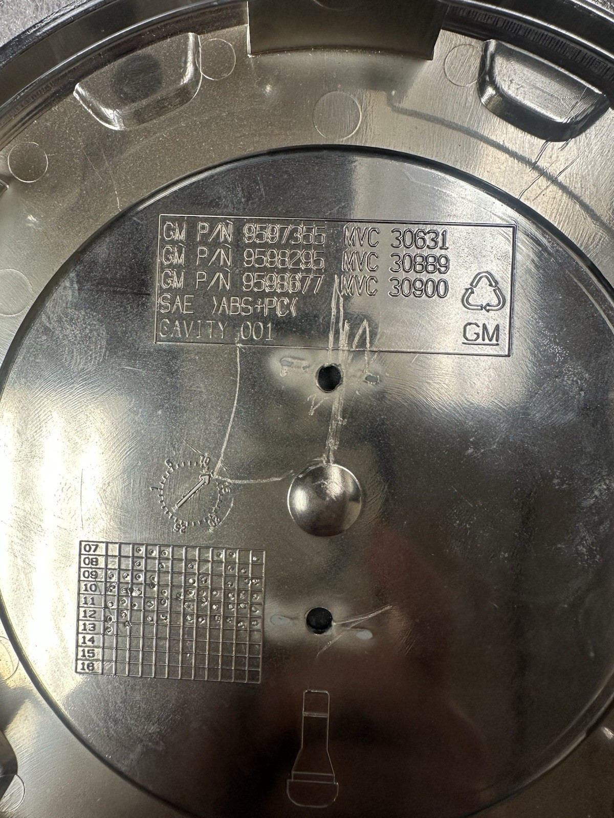 FACTORY OEM GM CADILLAC ESCALADE 22 INCH WHEEL CENTER CAP 9598677