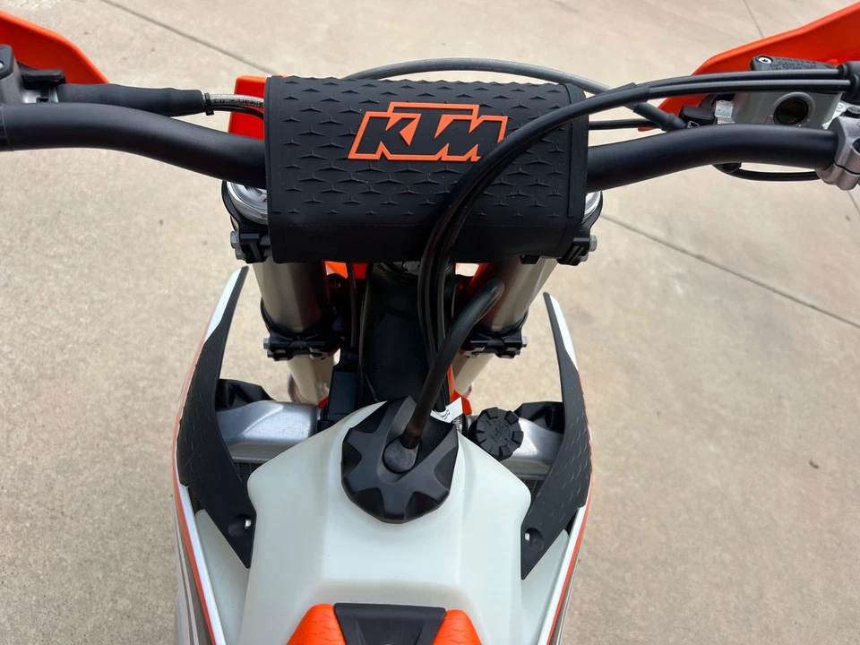 KTM 250 XC-F naranja/blanco ¡NUEVO ESTADO! Tiempo de viaje de una hora. Ahorra en envío un Foto 2 de 4