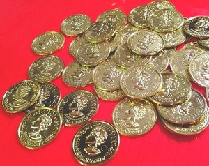 Lot-19-toy-plastic-coin-GOLD-Pirate-Doubloons-Treasure-Roman-pretend-money-token