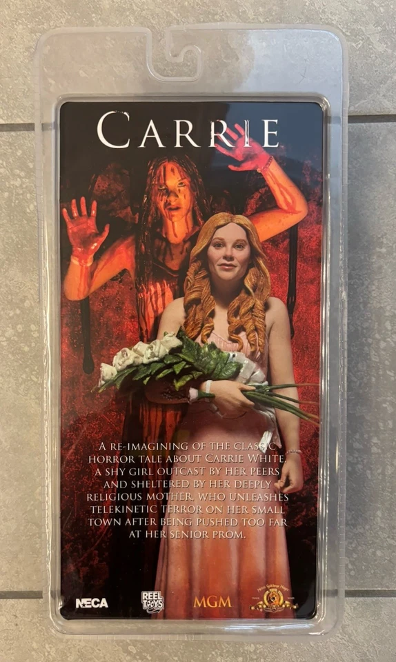 Vestido de graduación NECA Carrie Stephen King 2013 remake Carrie blanco nuevo en paquete Foto 2 de 2