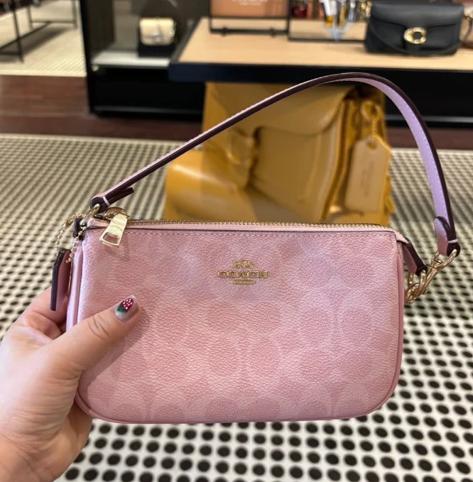 Nuevo con etiquetas Bolso Muñequera Coach Nolita 19 Firma Lona Polvo Rosa CW426 Foto 4 de 4