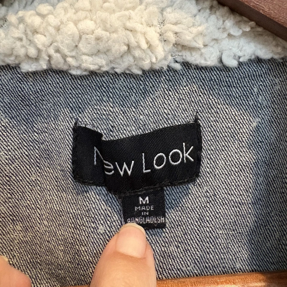 Chaleco vaquero New Look para mujer medio azul lavado ácido cuello sherpa chaqueta sin mangas Foto 3 de 4