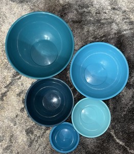 Set Of 5 Kitchen Storage Mixing Bowls Turquoise Teal Color Couple Of Them Used.