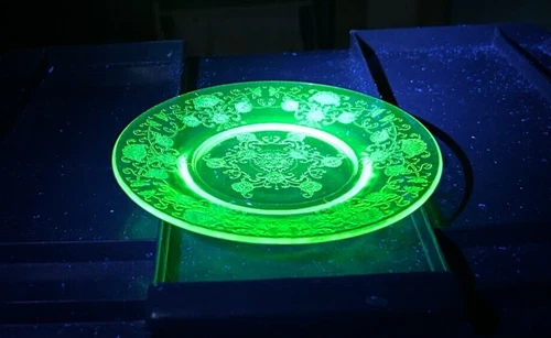 Vintage Green Depression Glass Florentine Dessert Plate, a Uranium Glow 395nm