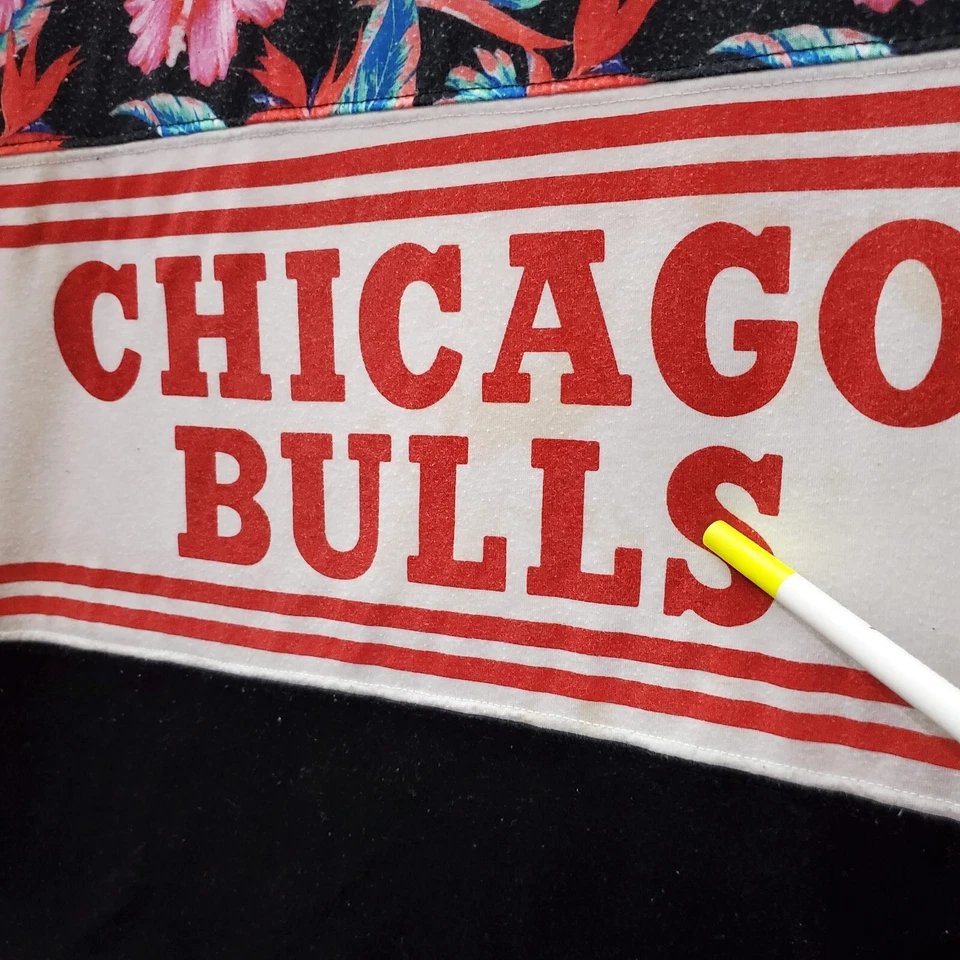 Camiseta Top Grande Negra Floral Chicago Bulls para Mujer Logo Baloncesto Hawaiano LEER Foto 3 de 4