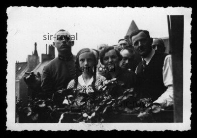1933 - Pretty Girl with Pigtails and Family on Balcony - 1930s - Photo 9x6cm