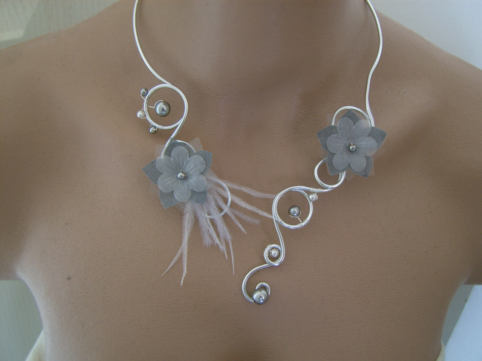Collier robe de mariée fleur argenté bijou de mariage gris et blanc pour décolleté