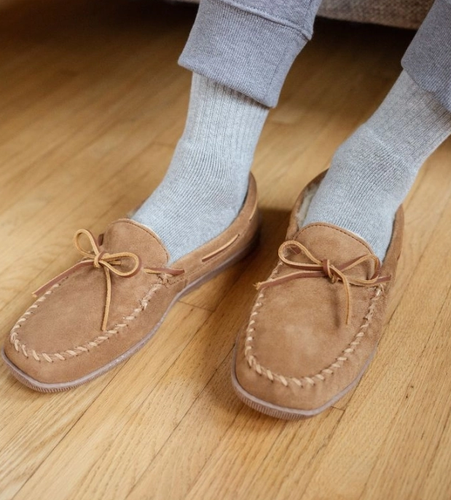 GOOD DEAL MINNETONKA Men's Sheepskin Hardsole Slipper, Golden Tan NEW FULL BOX