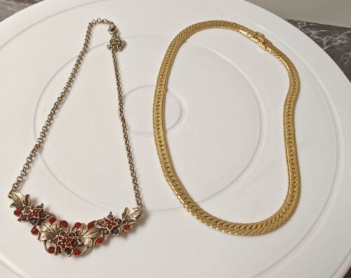MONET SIGNIERTE Halsketten goldfarbene Choker silberfarbene Blumenmuster rote Steine. - Bild 1 von 10