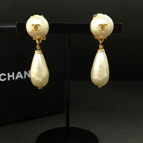 EGA CHANEL CC Logo Pearl Drop Gold Tone Earrings/6BD0955