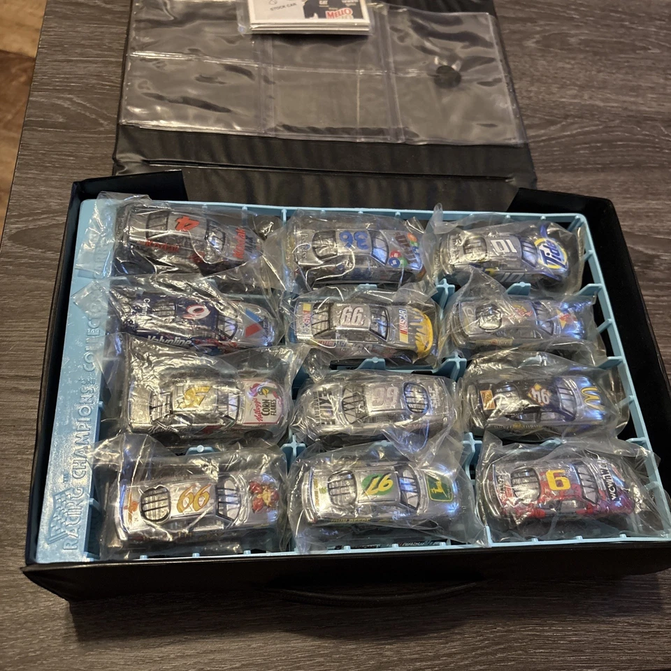 NASCAR '90's Racing Champions Stock Car Collector Case/con 24 autos y tarjeteros Foto 4 de 4