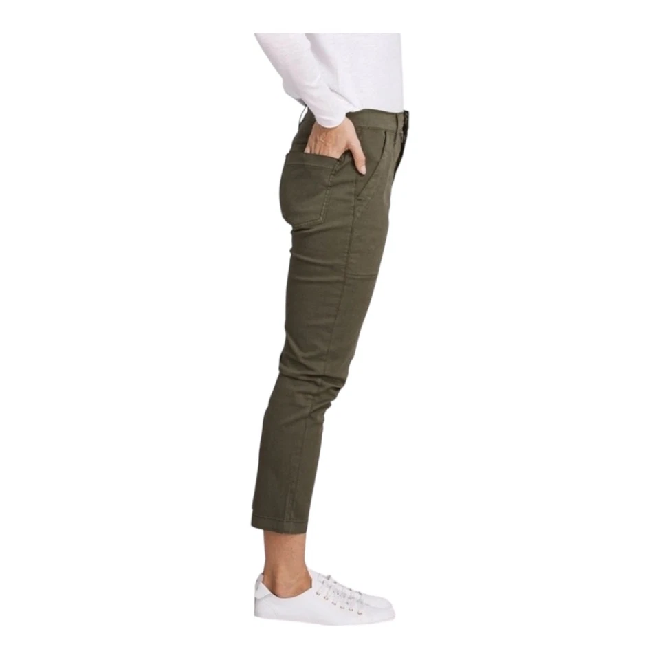 Pantalones chinos recortados de sarga elástica cónica Sabine 3x1 en verde musgo para mujer 25 Foto 4 de 4
