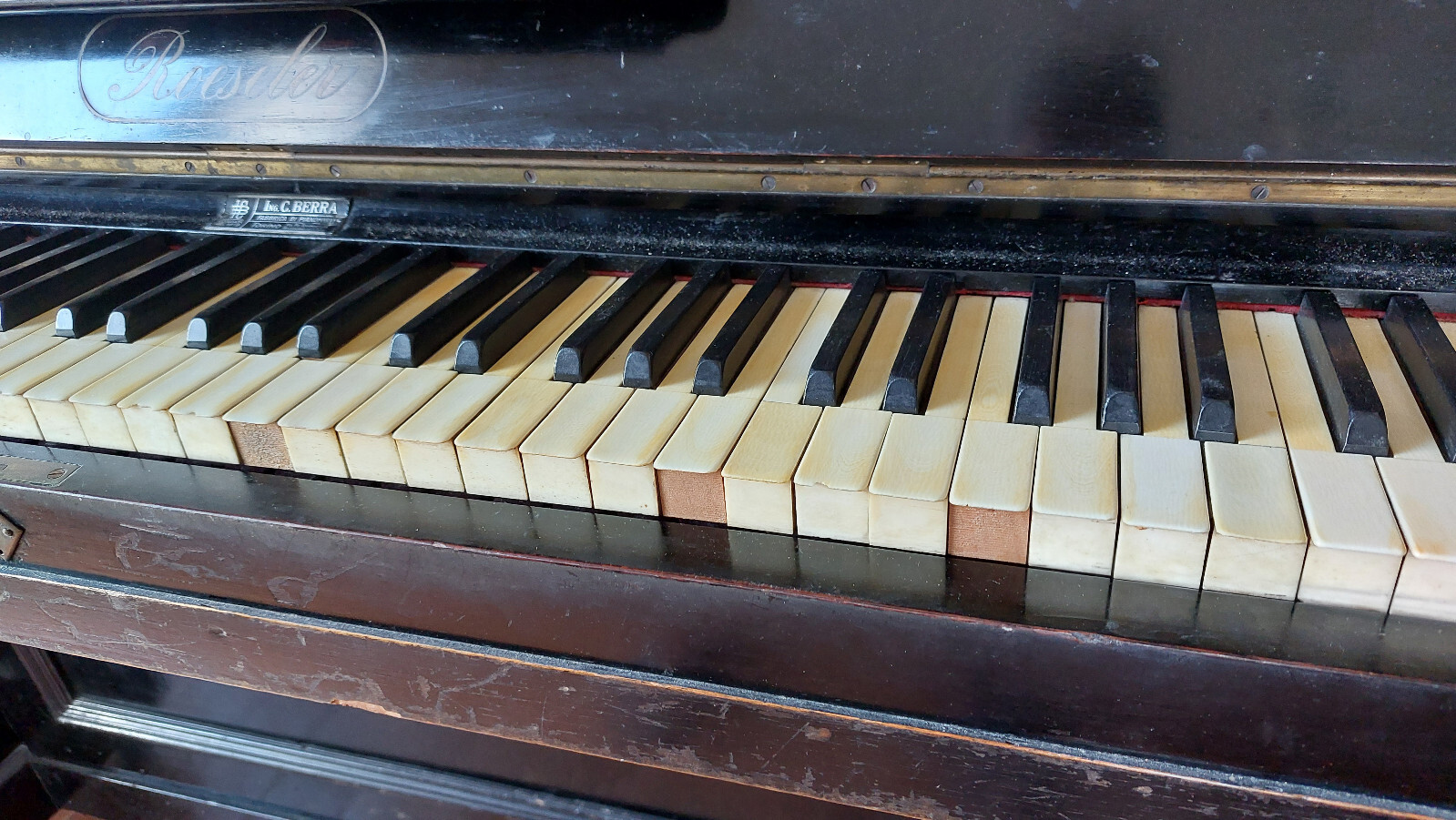Pianoforte verticale Vintage Roeseler di Grelly Italia