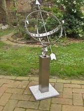 Edelstahl-Sonnenuhr mit S&auml;ule und Granitfu&szlig;