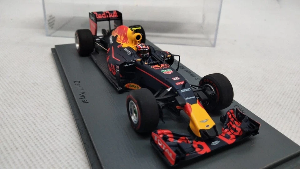 Spark RED BULL RACING TAG HEURER RB12 BAHRAIN GP 2016 SCALA 1:43 - Immagine 4 di 4