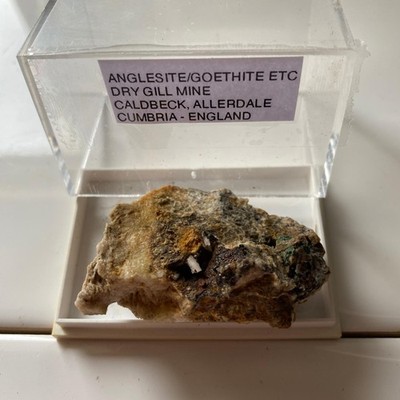 ANGLESIT / GOETHIT / MALACHIT AUF MATRIX AUS TROCKENKIEME, CUMBRIA 26g MF316