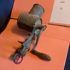 Antike große IDA Dose und Gusseisen Kitchenalia um 1900 altersbedingte Patina