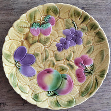 Ancien Plat Rond en barbotine Sarreguemines  décor fruits Vintage 