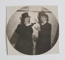 Deux jeunes filles chapeau haut forme alcool vin flou - Photo ancienne snapshot