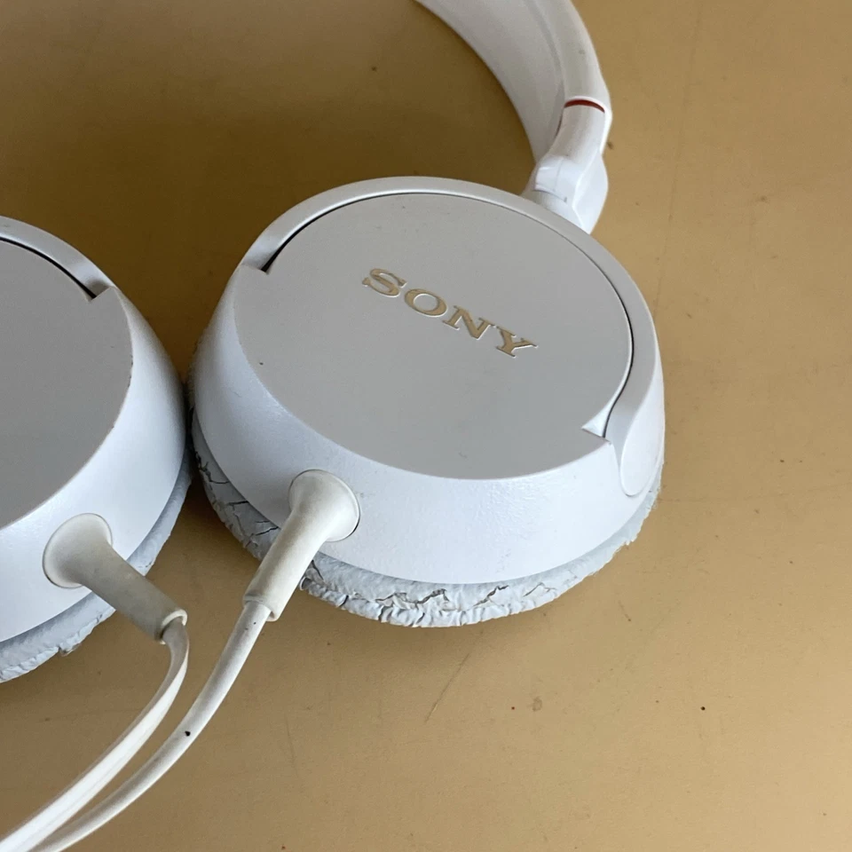 Auriculares estéreo Sony MDR-ZX100 blancos serie ZX modelo MDRZX100 probados sobre la oreja Foto 3 de 4