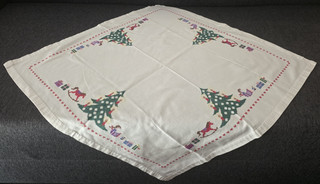 weihnachtliche quadratische Mitteldecke weiß mit Stickerei Tannenbaum 78 x 78 cm