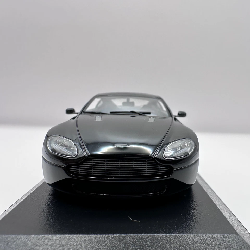MINICHAMPS Aston Martin V8 Vantage 2005 Model Car 1:43 Scale Black 400137420 - Image 3 of 4