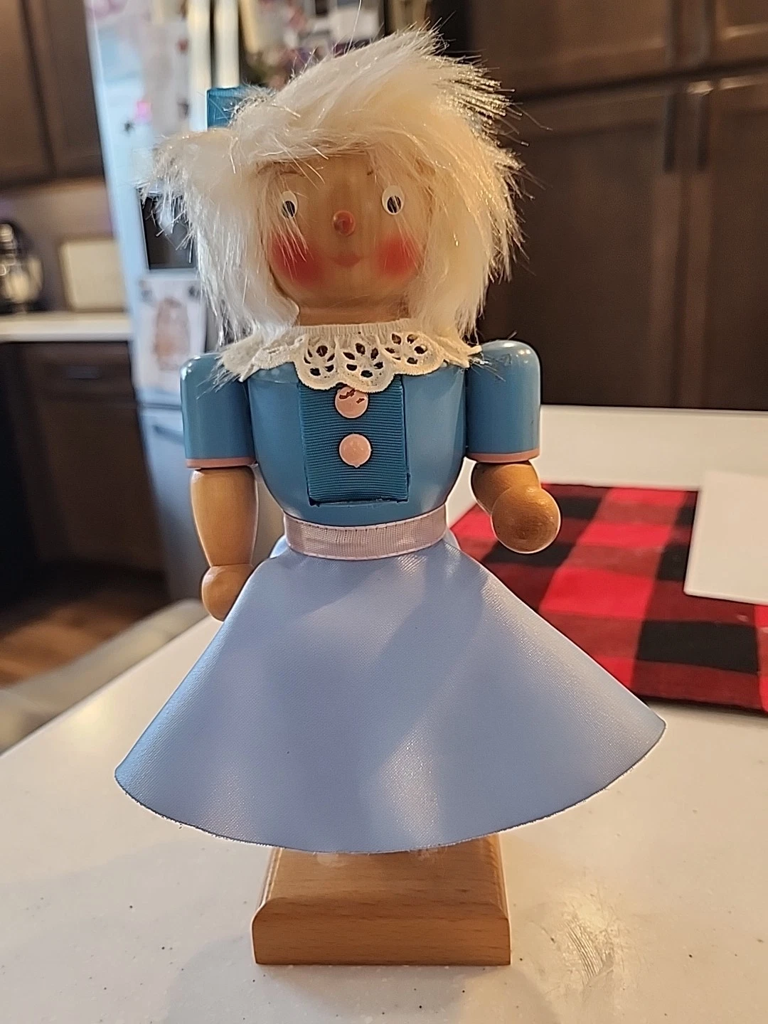 Seiffener Nussknackerhaus Clara Wooden Nutcracker 9 Inch