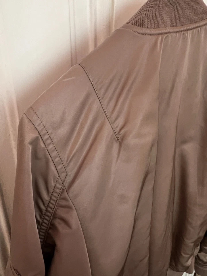 Jaqueta Alpha Industries Feminina Pequena Rosa Zíper Completo Bombardeiro Flight MA-1 Metálica - Imagem 4 de 4